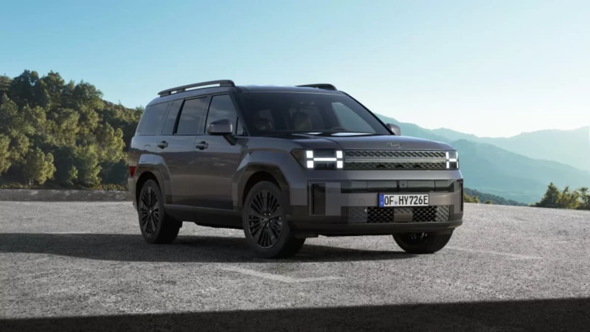 Hyundai Santa FE Hybrid într un peisaj montan 